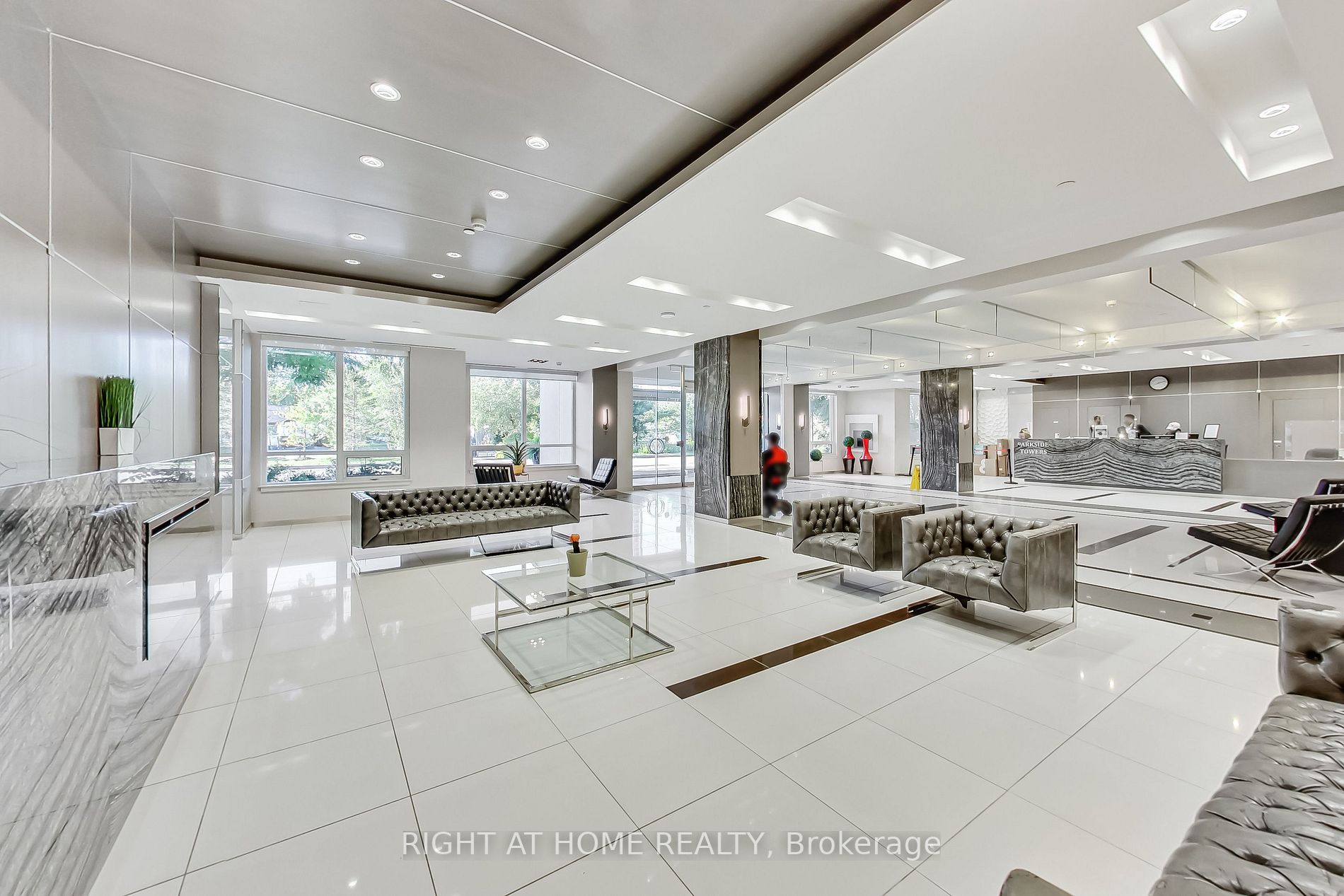 7167 Yonge St, #821