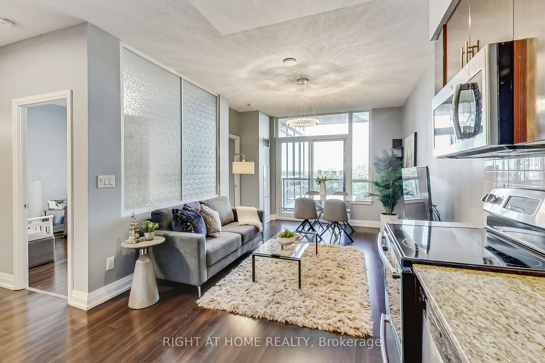 7167 Yonge St, #821
