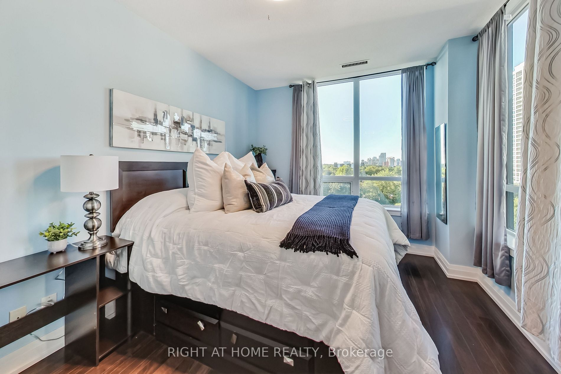 7167 Yonge St, #821