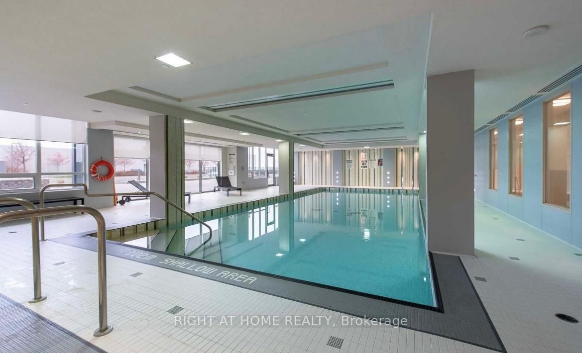 7167 Yonge St, #821