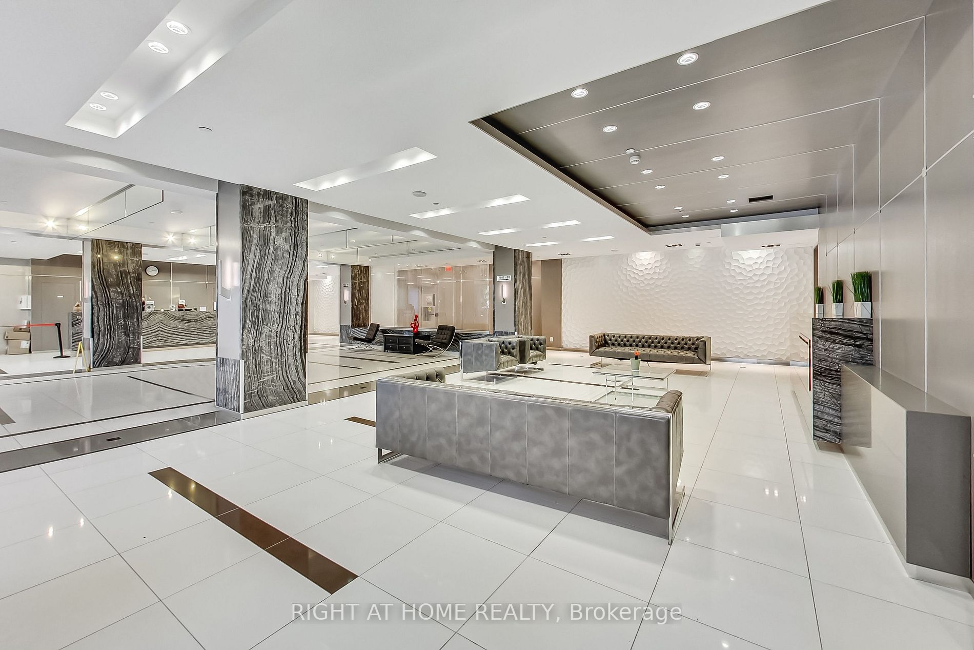 7167 Yonge St, #821