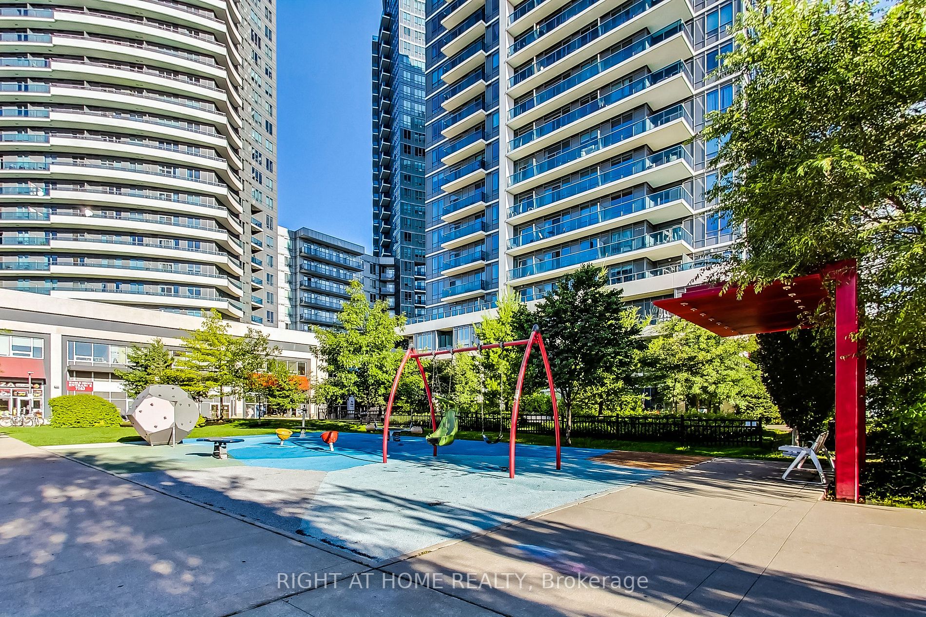 7167 Yonge St, #821