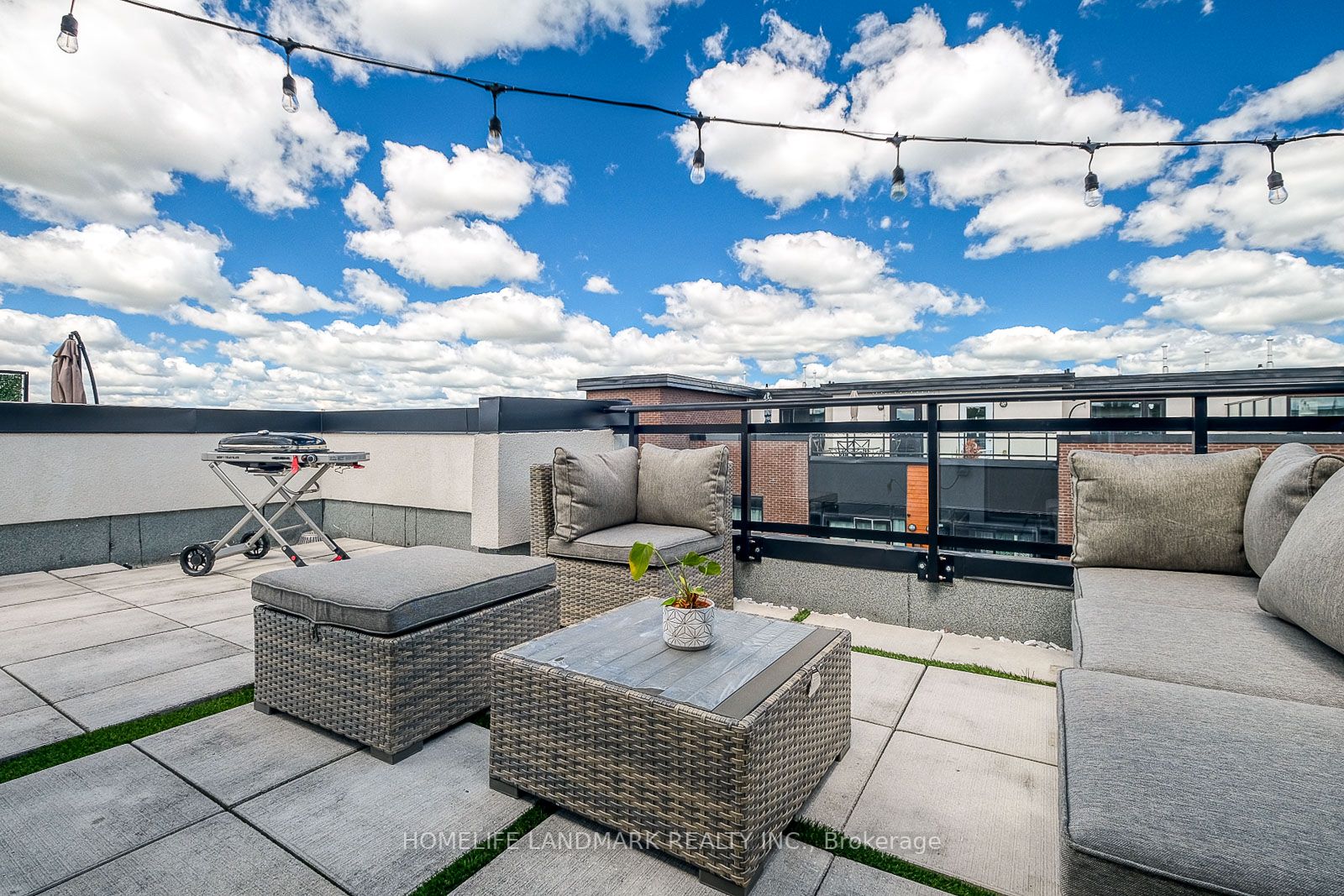 52 Coles Ave, #303
