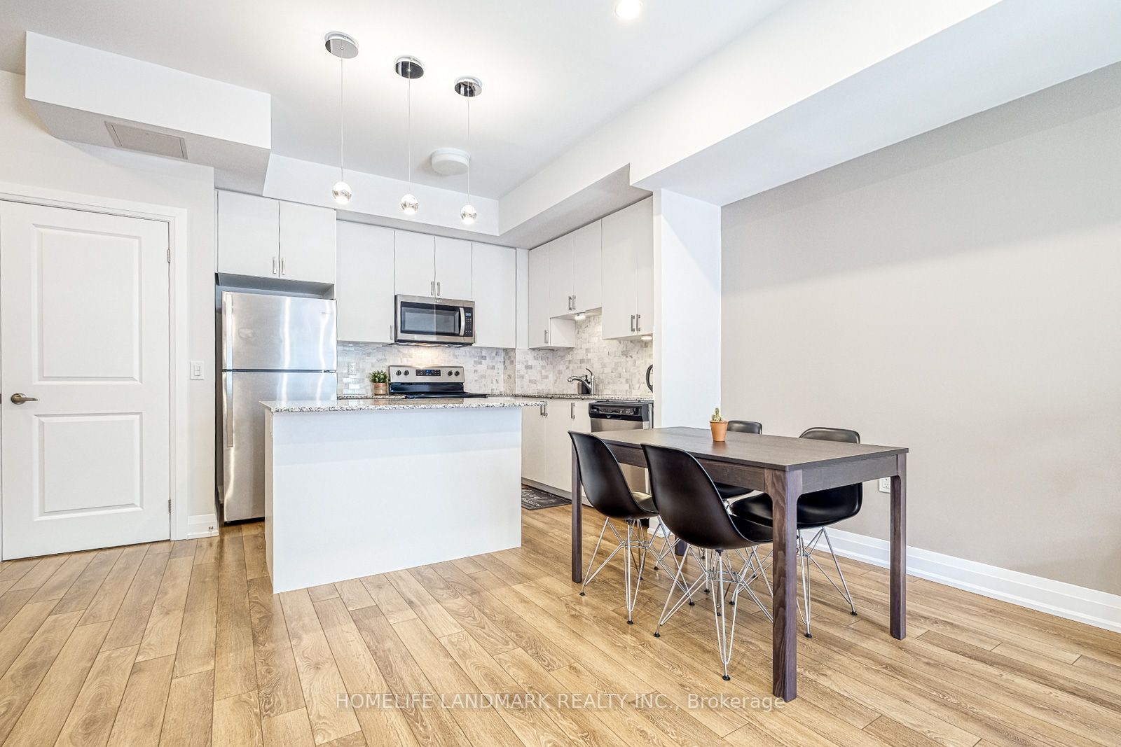 52 Coles Ave, #303