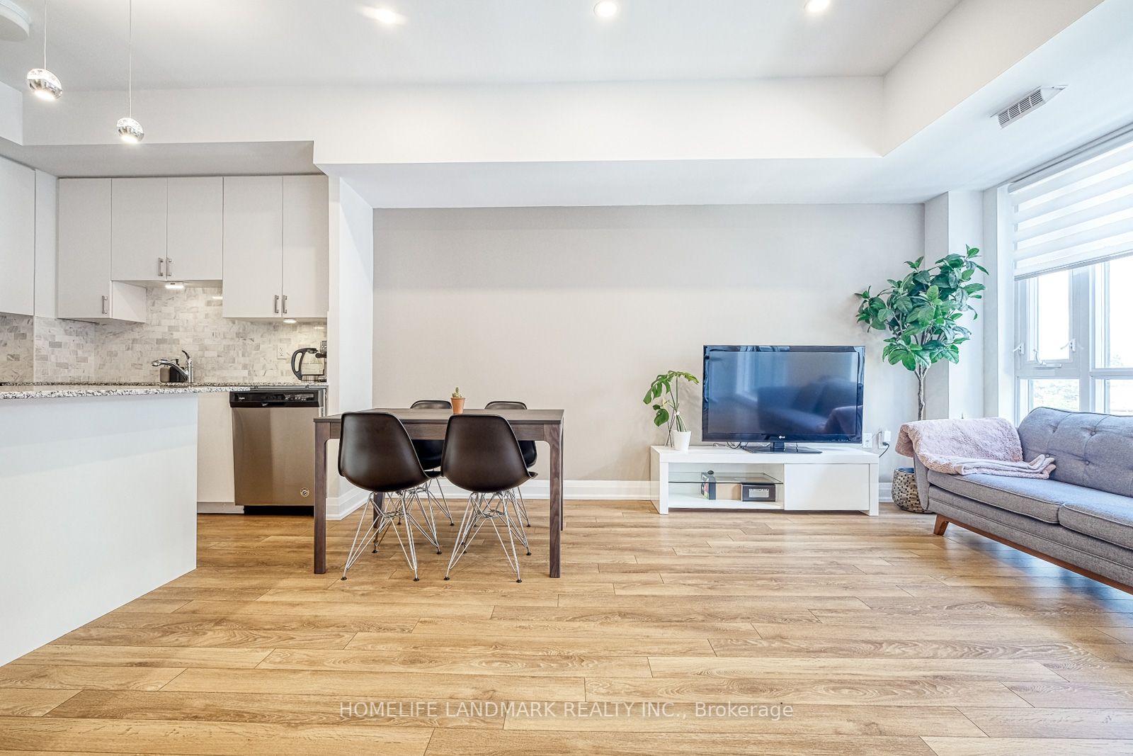 52 Coles Ave, #303