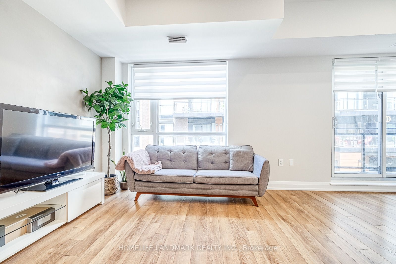 52 Coles Ave, #303