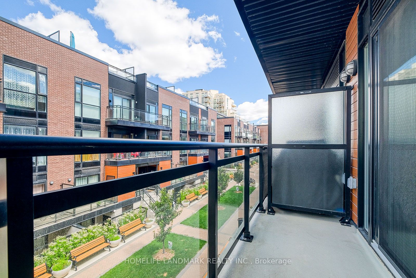 52 Coles Ave, #303