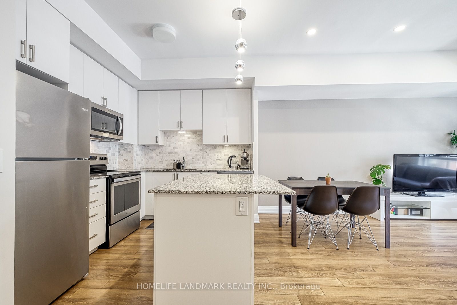 52 Coles Ave, #303