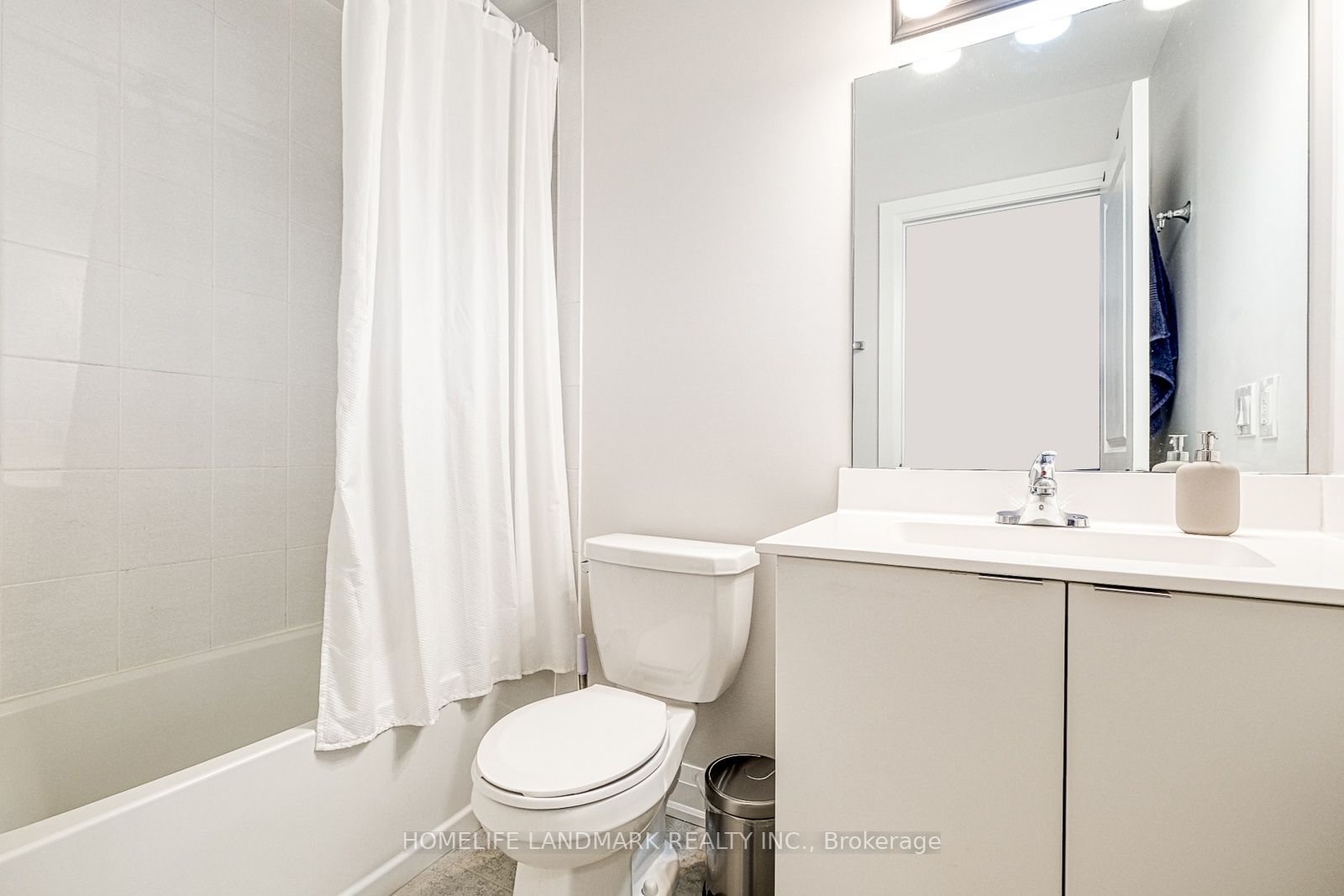 52 Coles Ave, #303