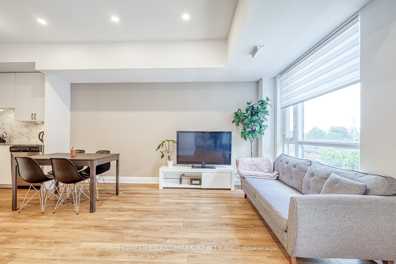 52 Coles Ave, #303