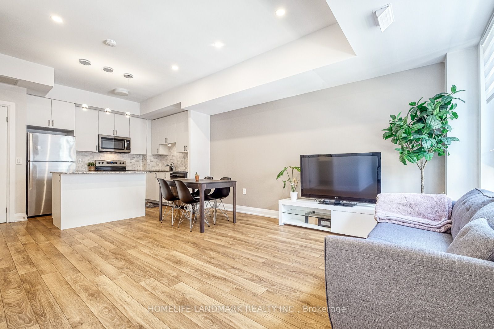 52 Coles Ave, #303