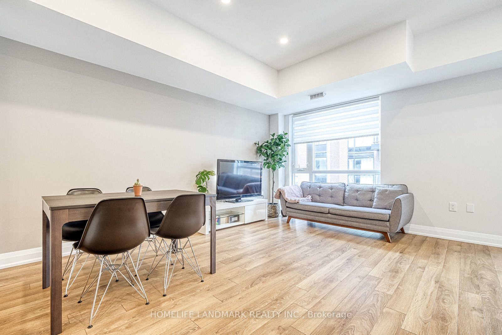 52 Coles Ave, #303