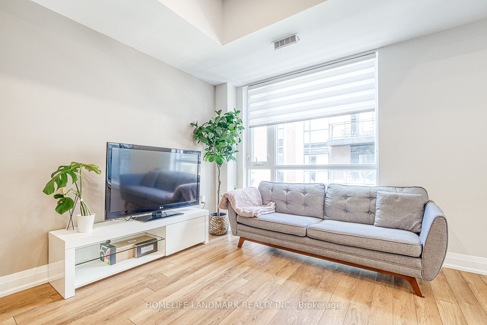 52 Coles Ave, #303