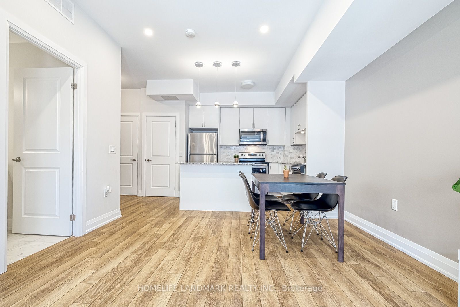 52 Coles Ave, #303