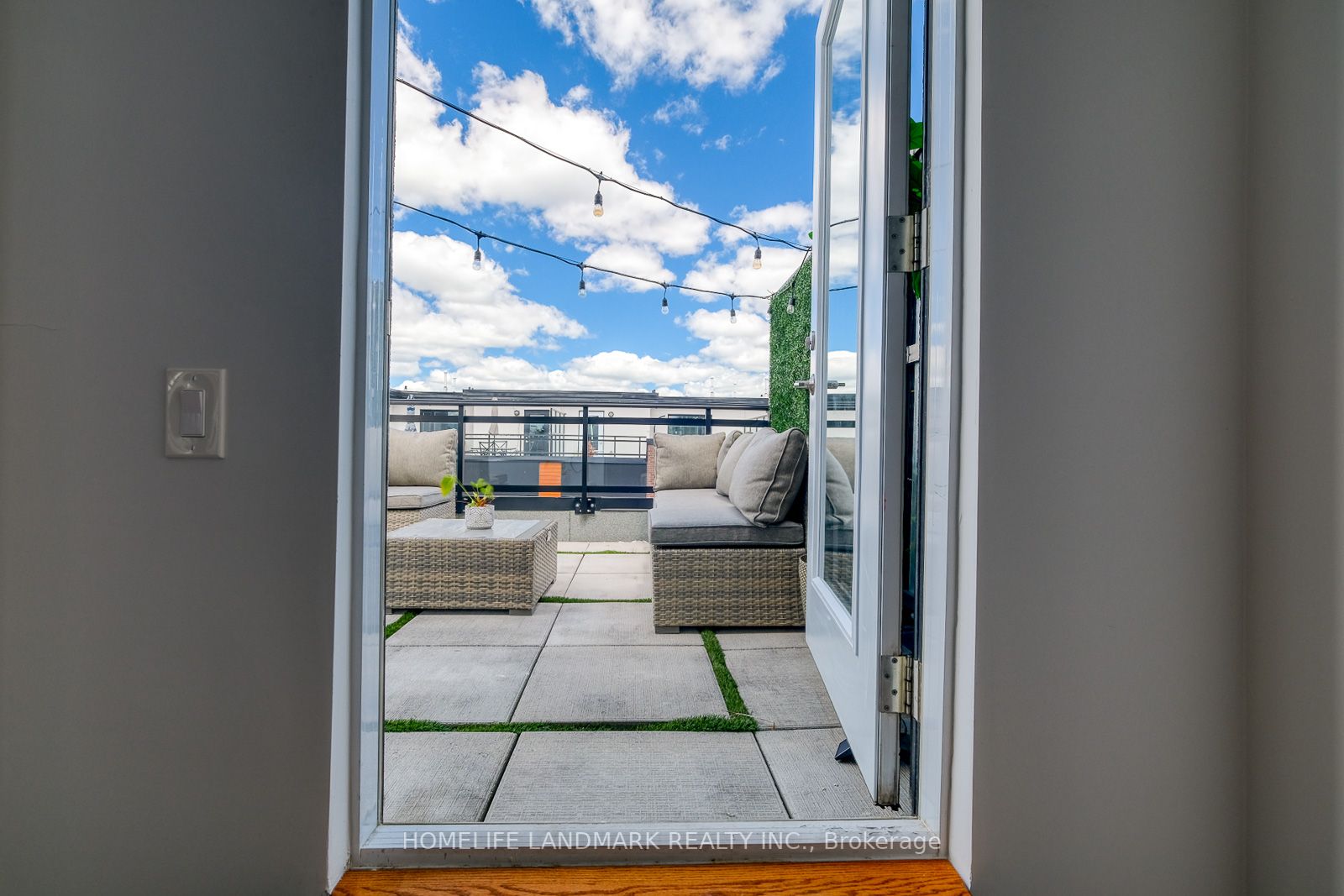 52 Coles Ave, #303