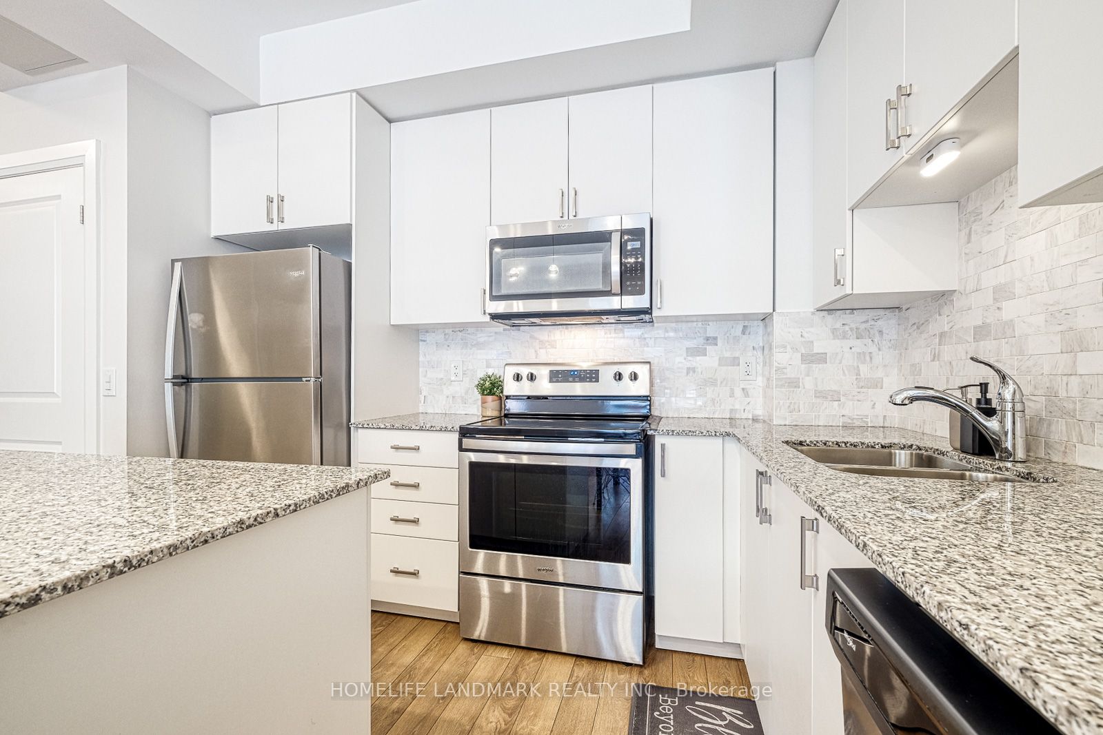 52 Coles Ave, #303