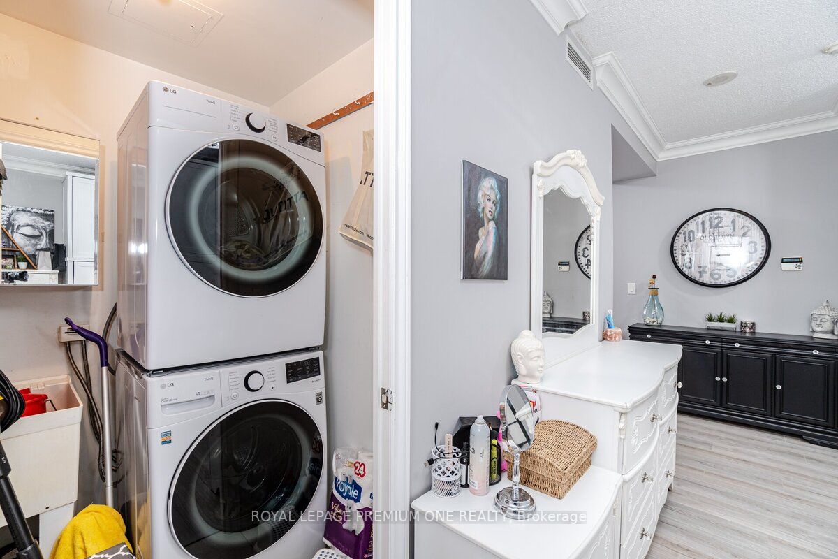 9235 Jane St, #1109