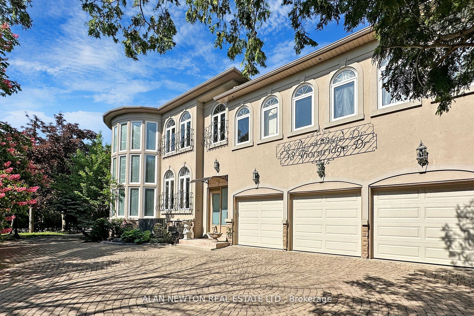 38 Thornridge Dr