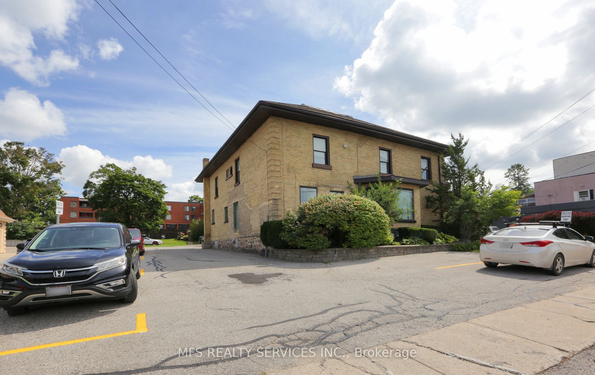 1 Brock St E, #1