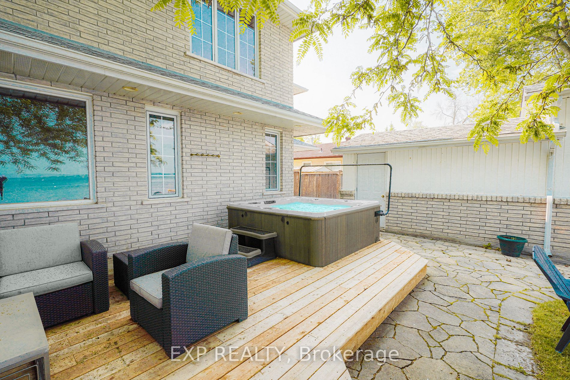 927 Barry Ave