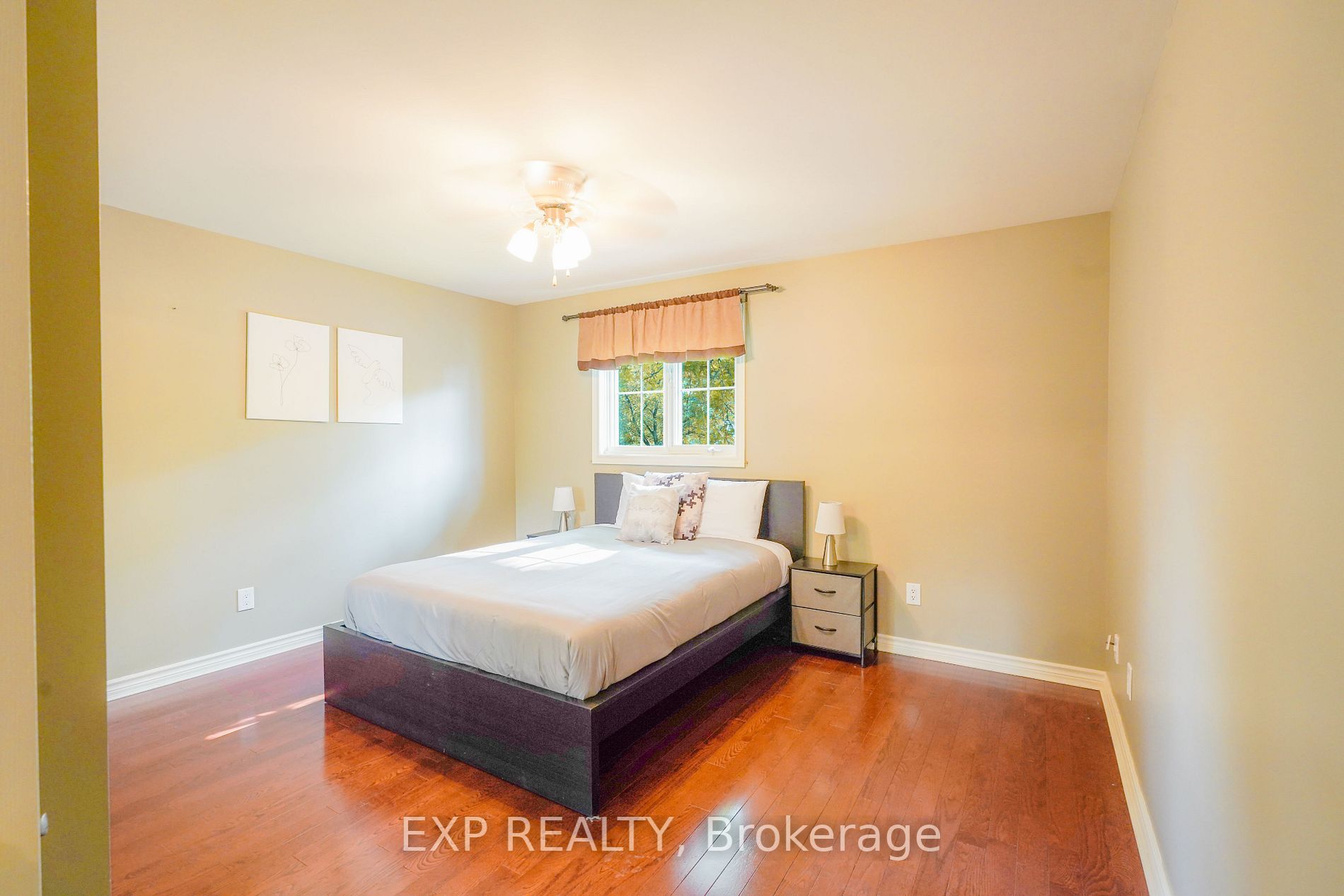 927 Barry Ave