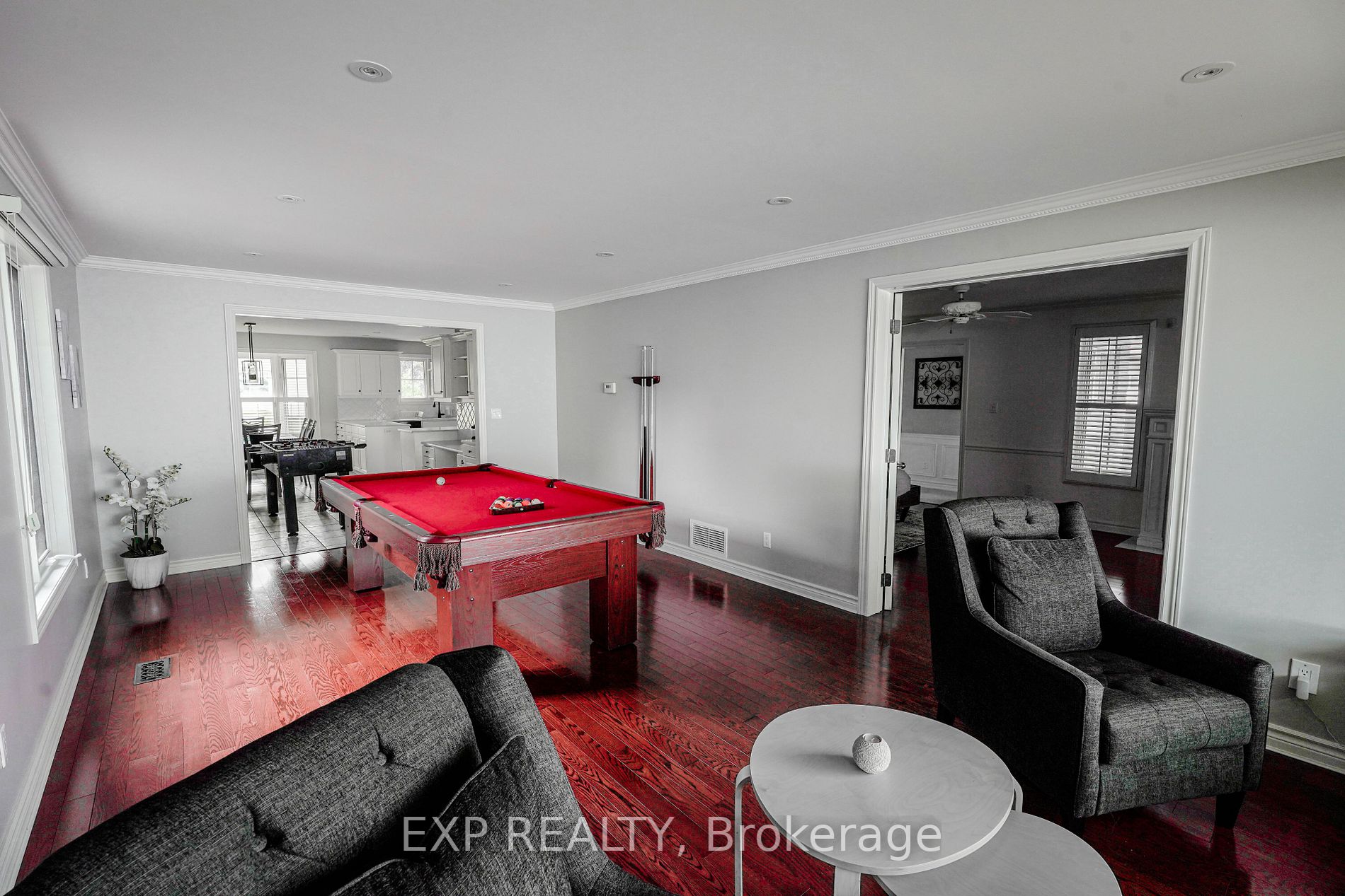 927 Barry Ave