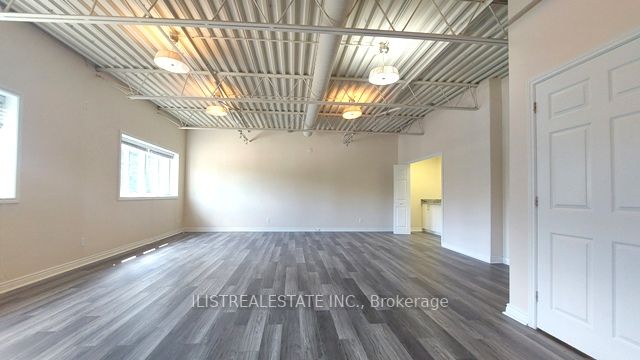 458 Service Rd, #Upper