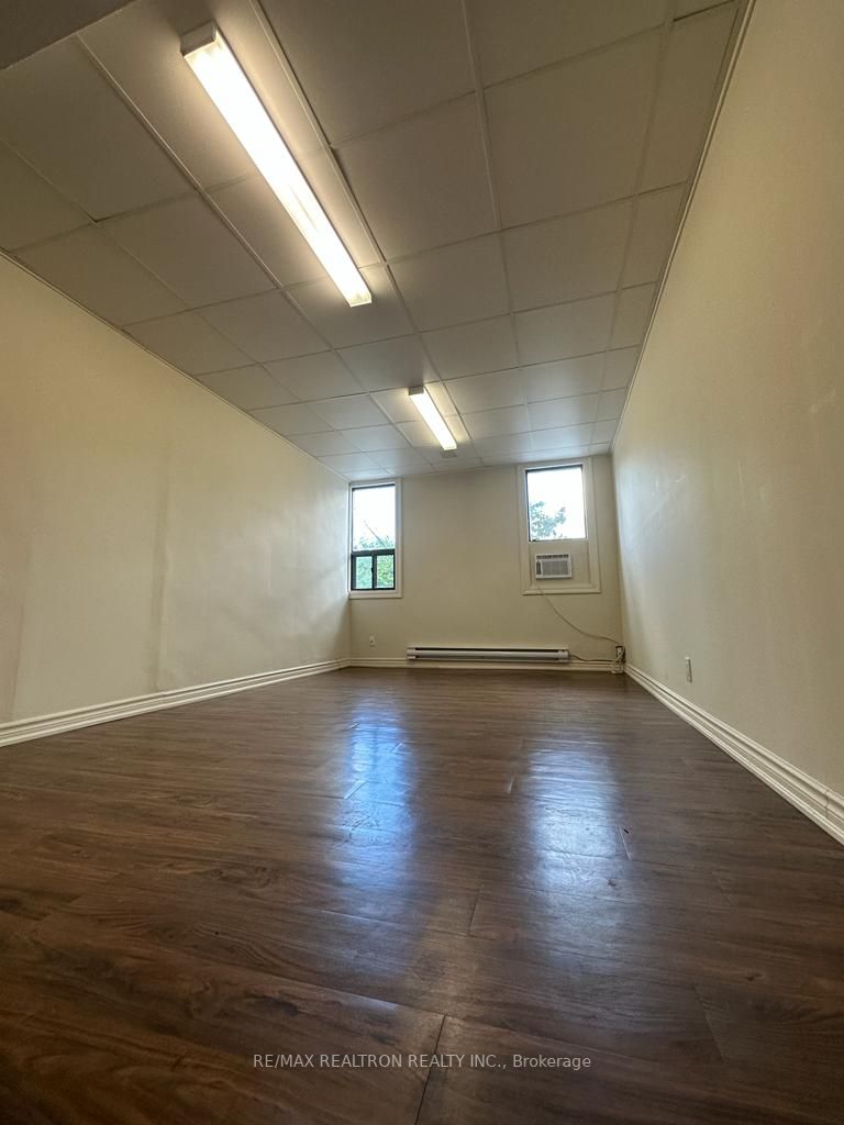 7711 Yonge St, #201B