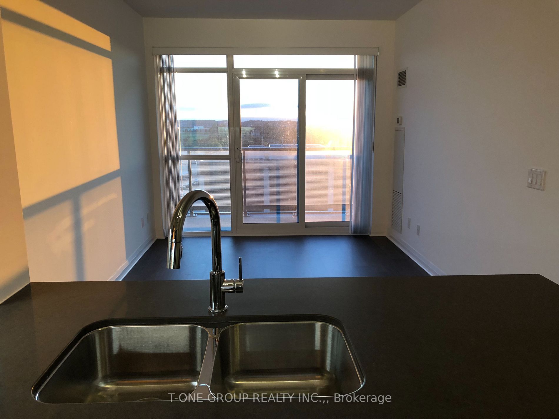 55 Oneida Cres, #907