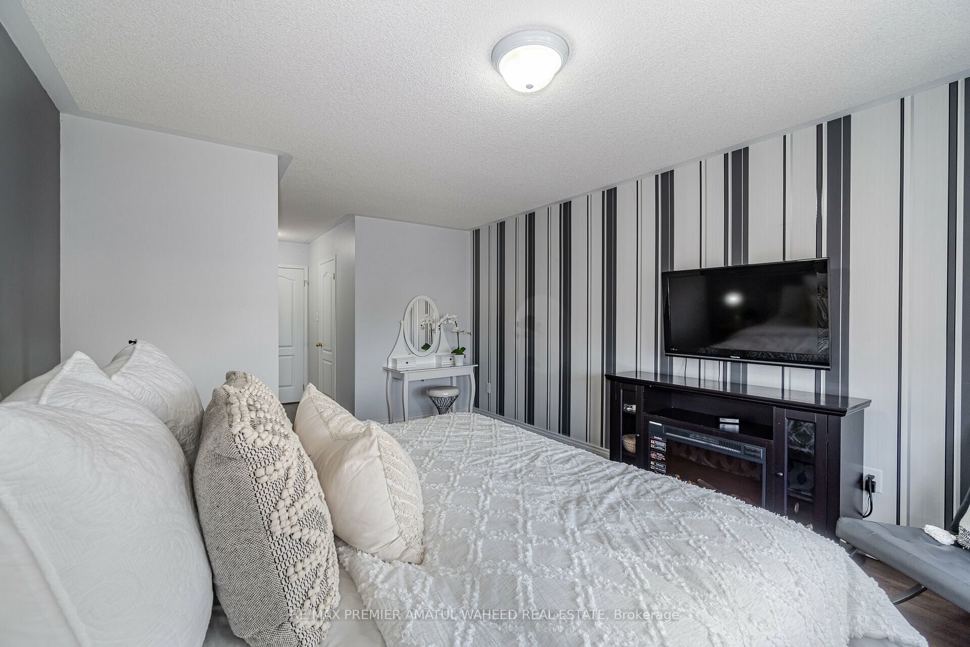 9 Summit Dr