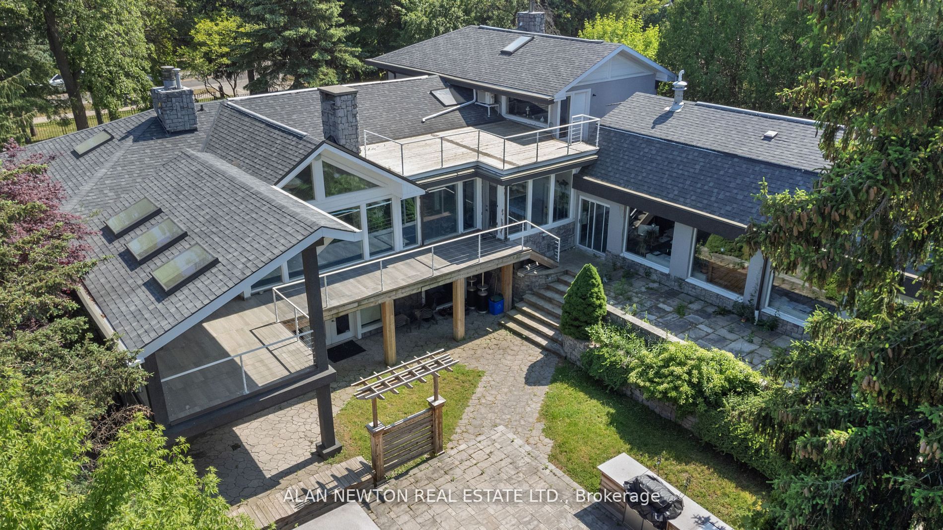 318 Centre St