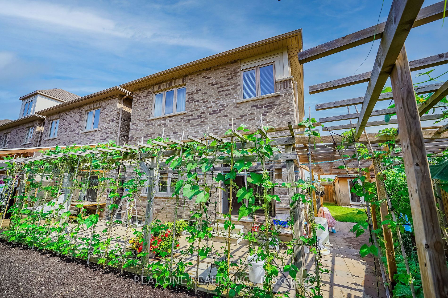 91 Living Cres