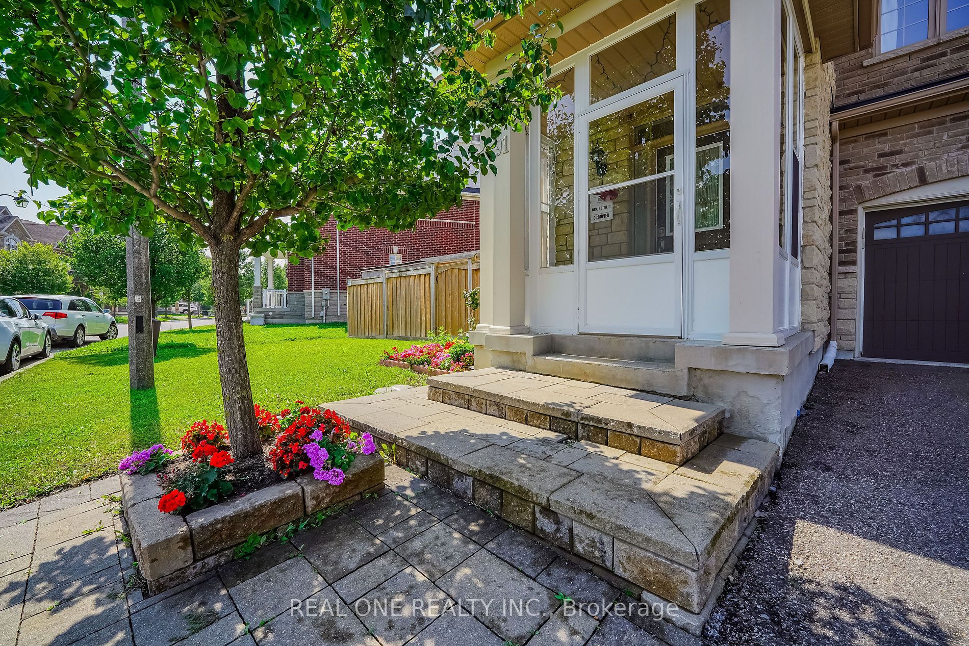 91 Living Cres