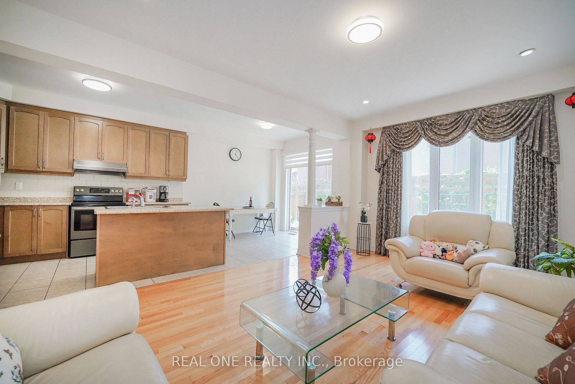 91 Living Cres