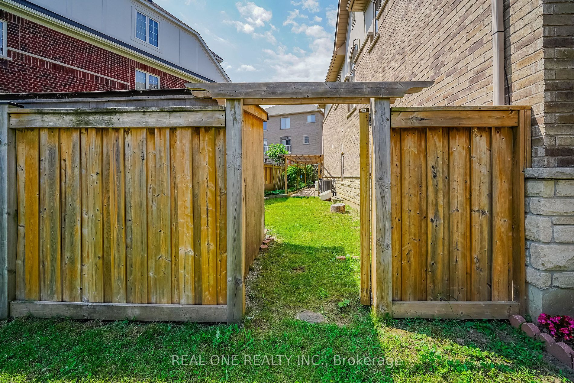 91 Living Cres
