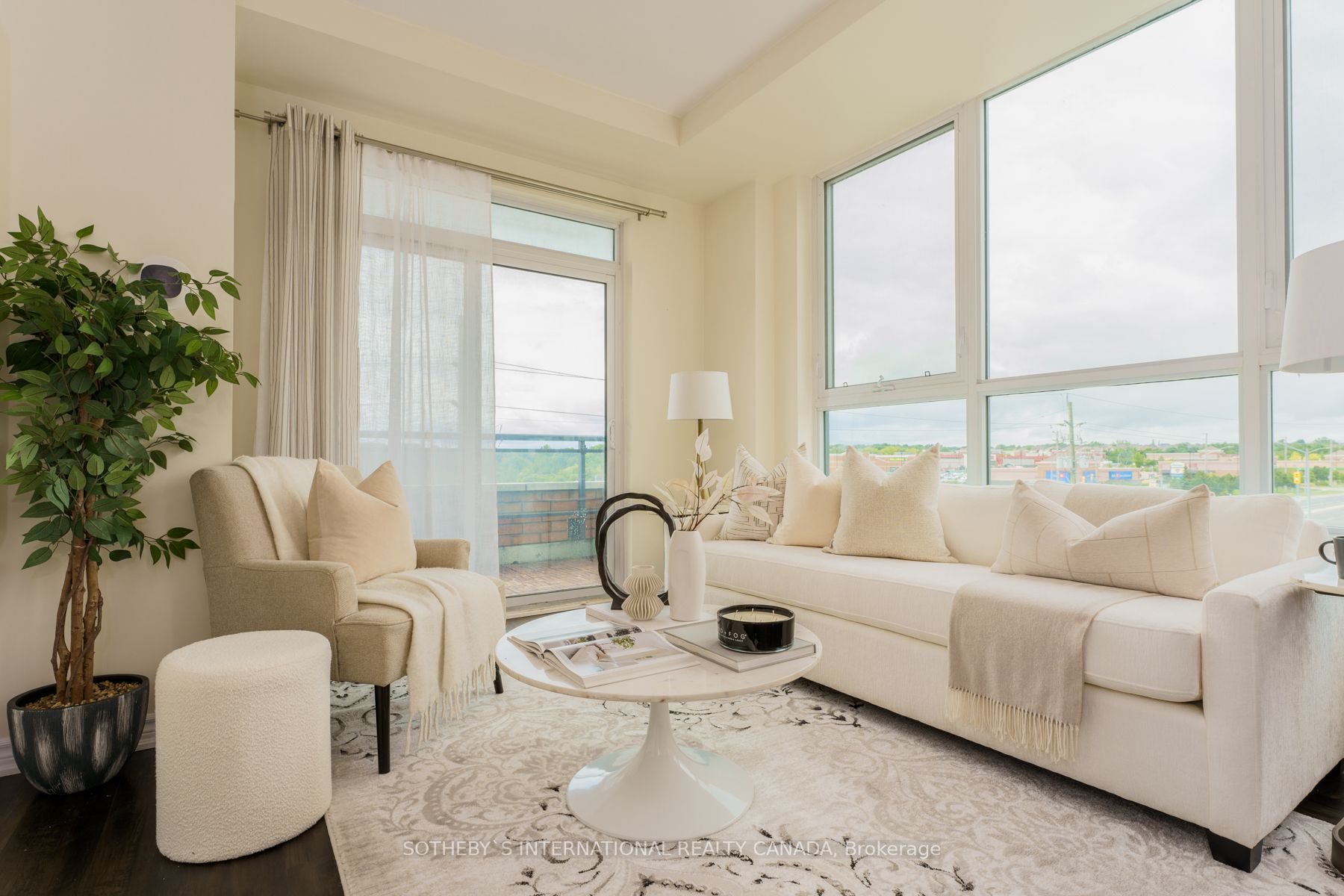 11611 Yonge St, #521