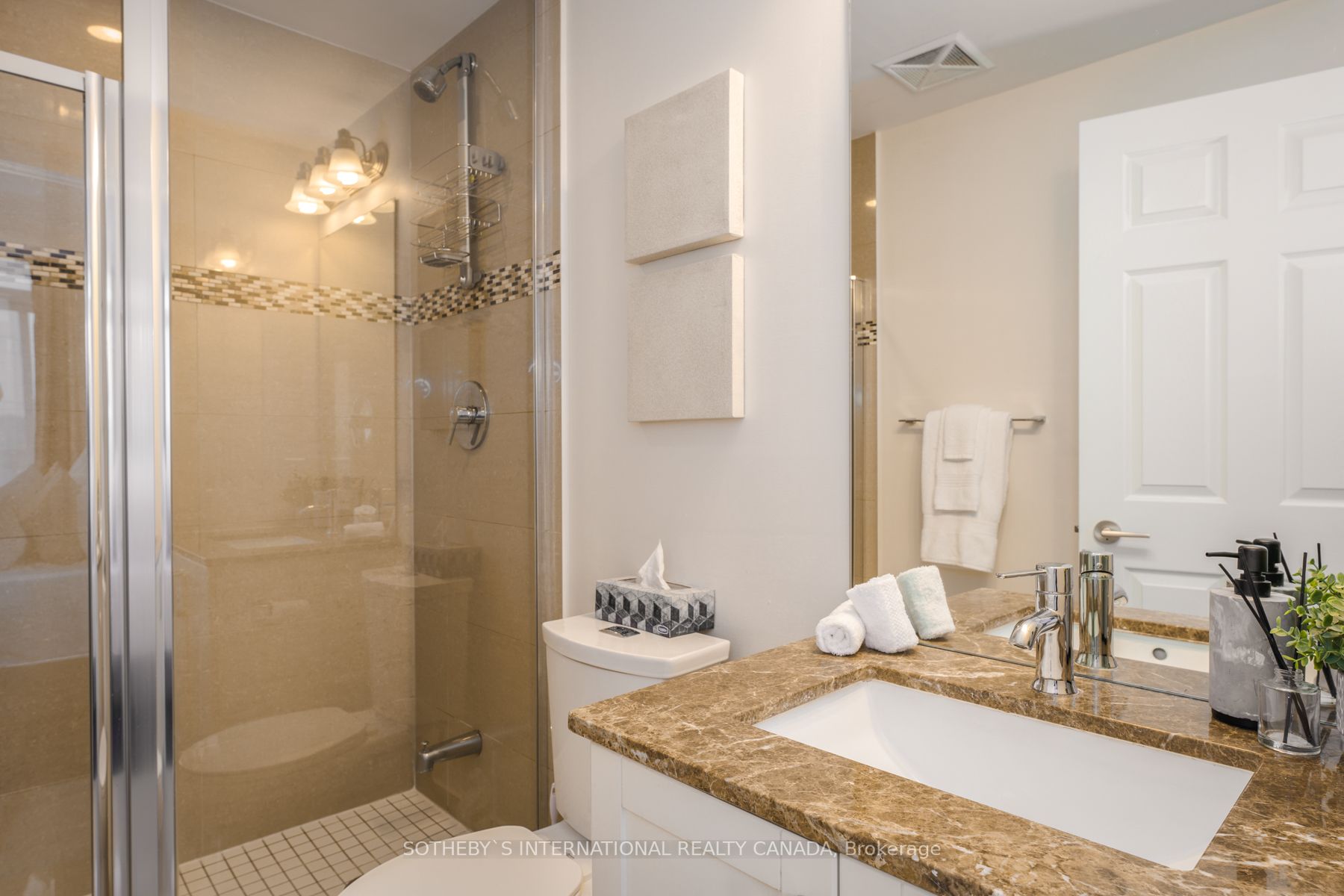 11611 Yonge St, #521