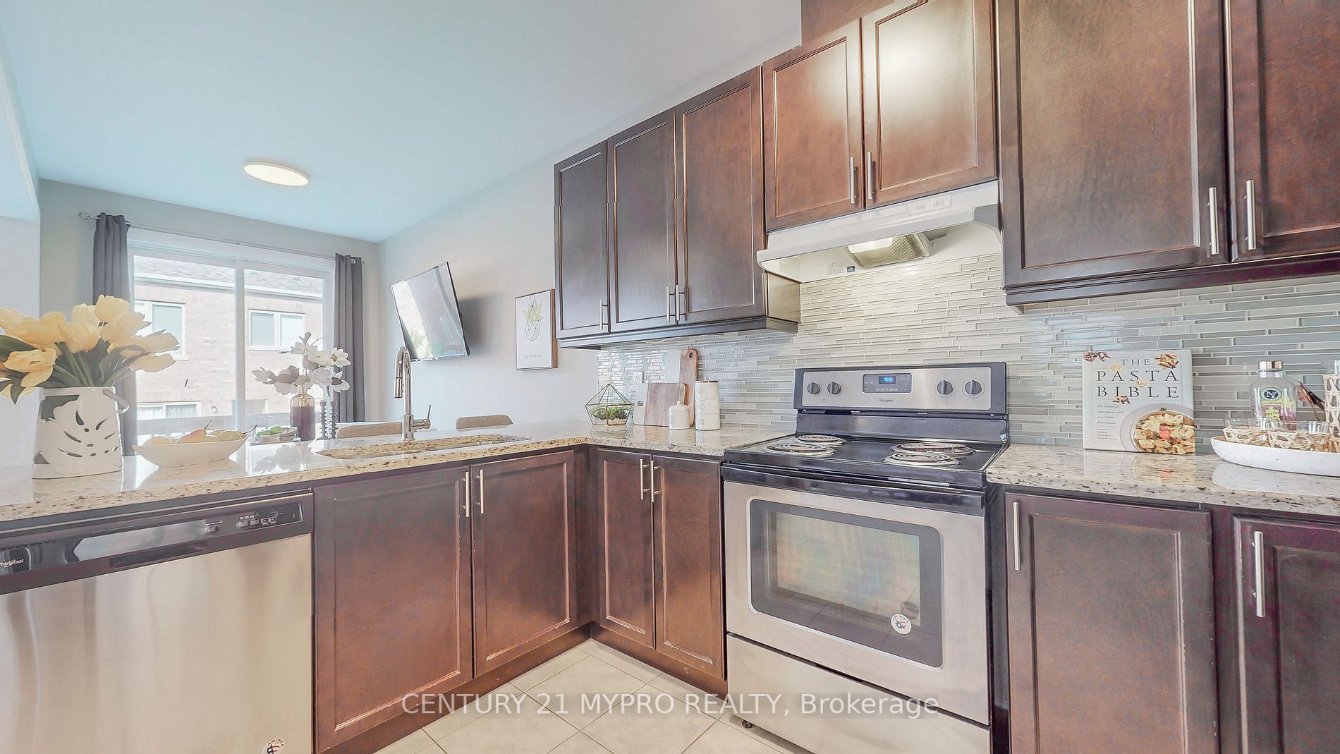 40 Capreol Ave