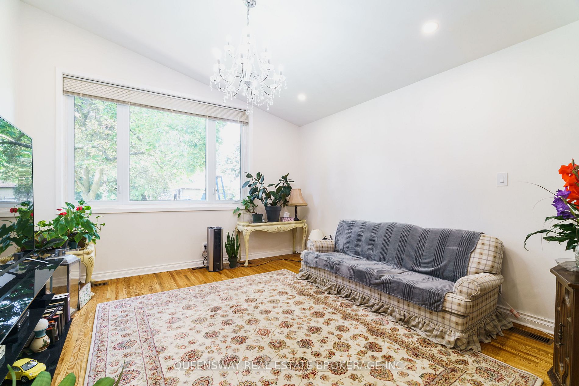 89 Murray Dr