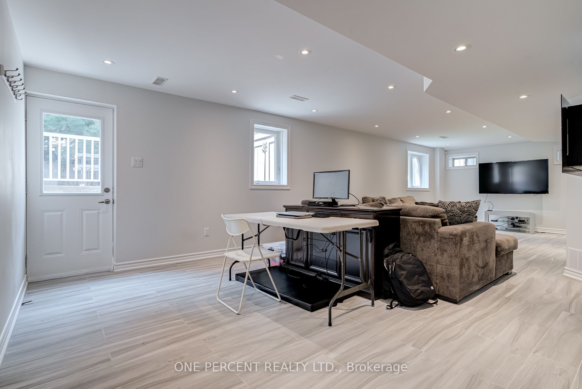 22 Westwind Cres