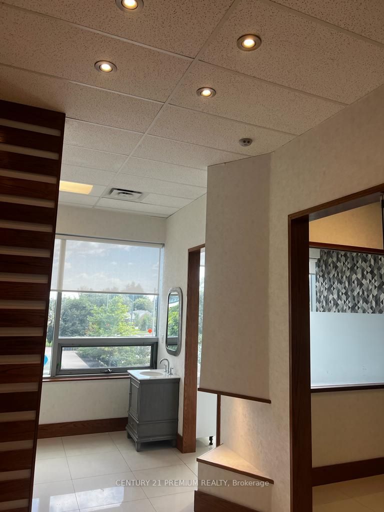 7163 Yonge St, #208
