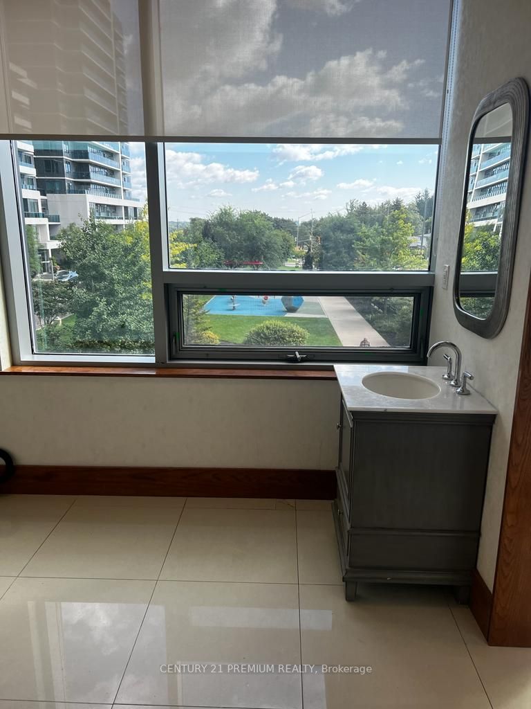 7163 Yonge St, #208