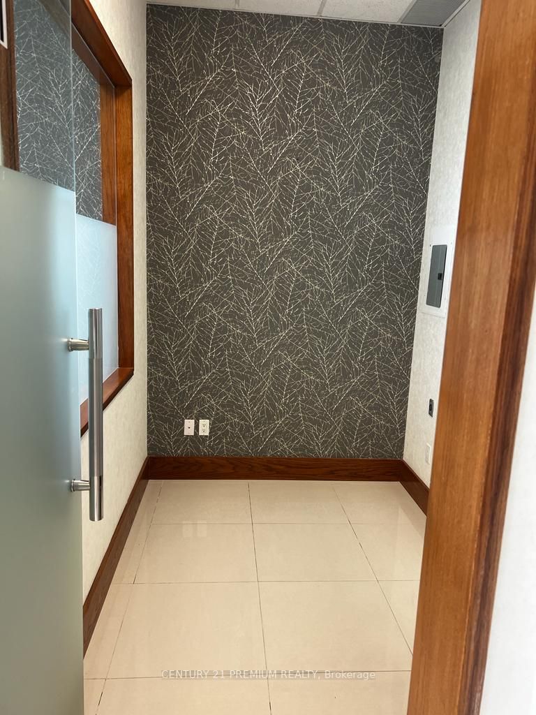 7163 Yonge St, #208