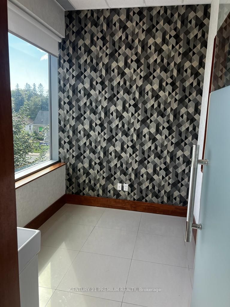 7163 Yonge St, #208
