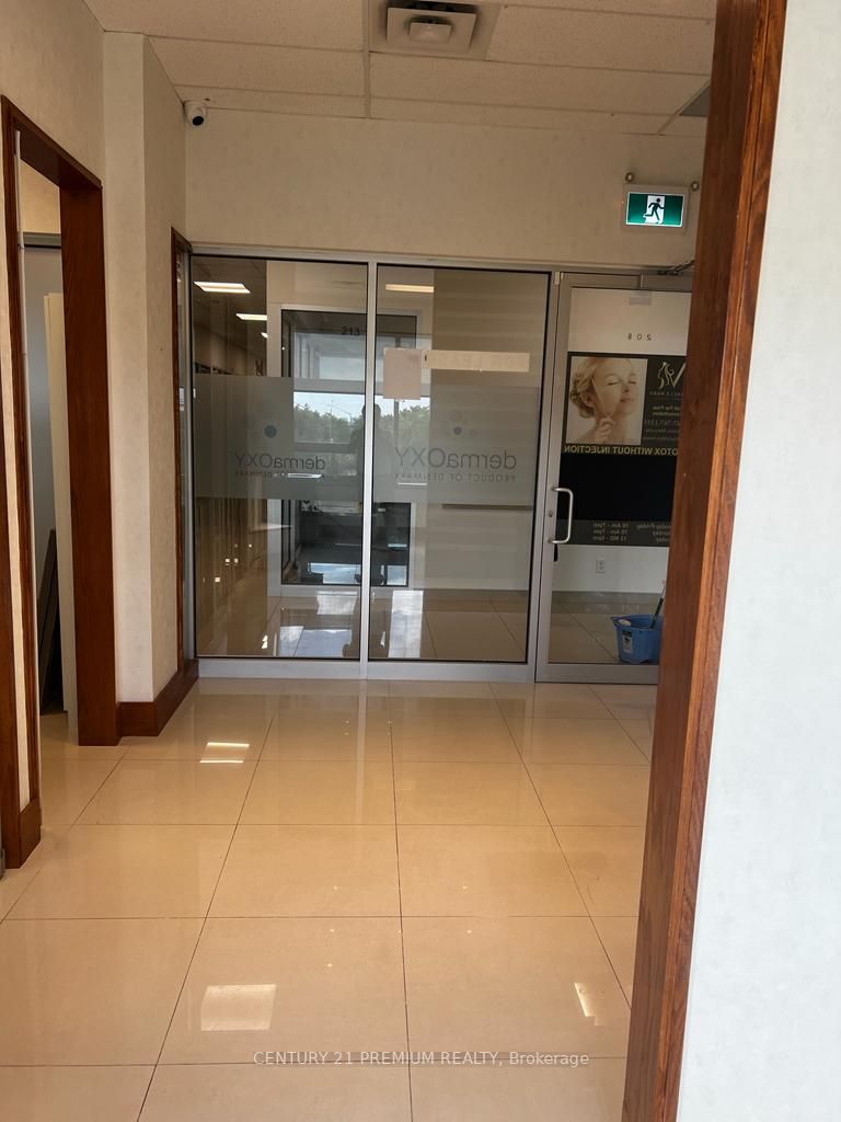7163 Yonge St, #208