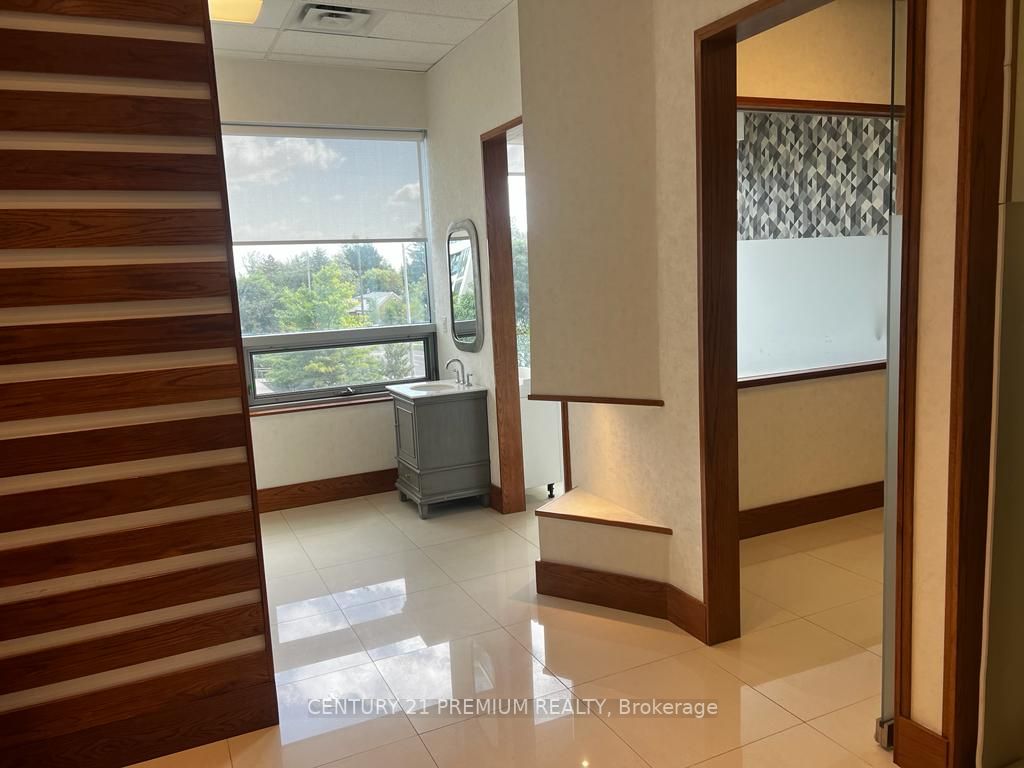 7163 Yonge St, #208