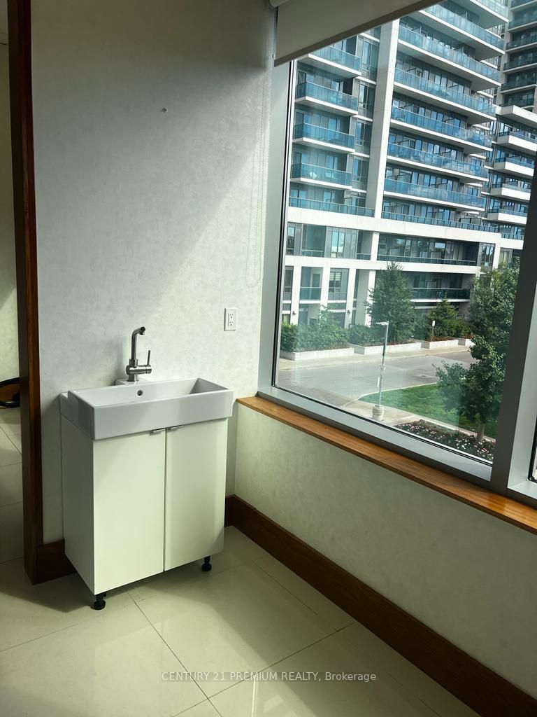 7163 Yonge St, #208