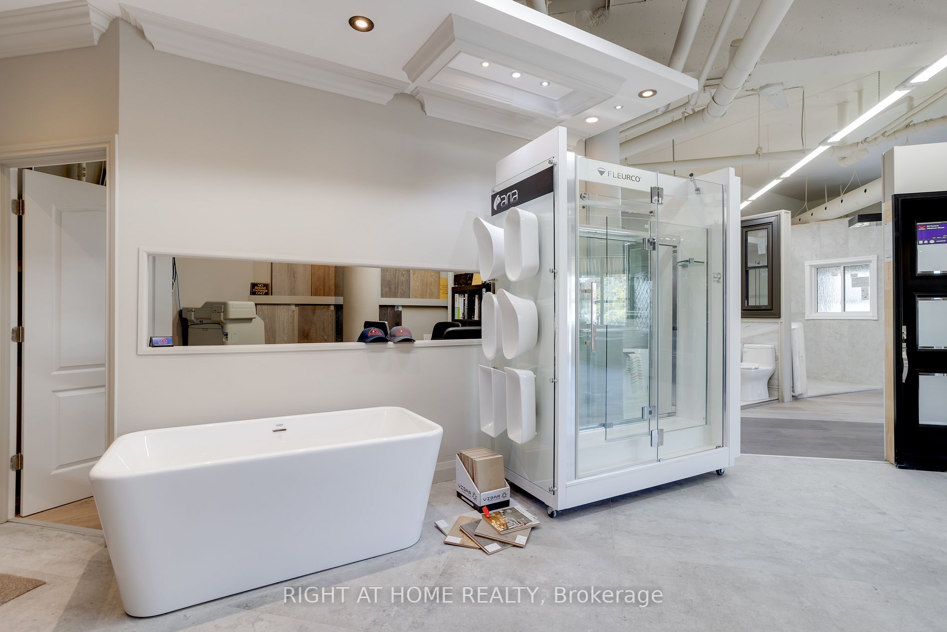 160 Wellington St E, #2