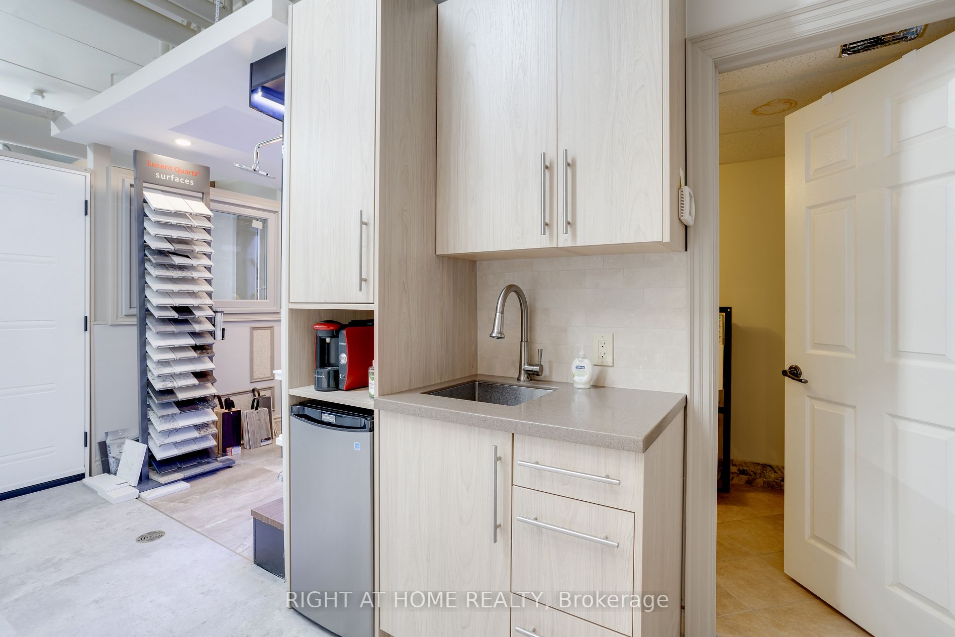 160 Wellington St E, #2