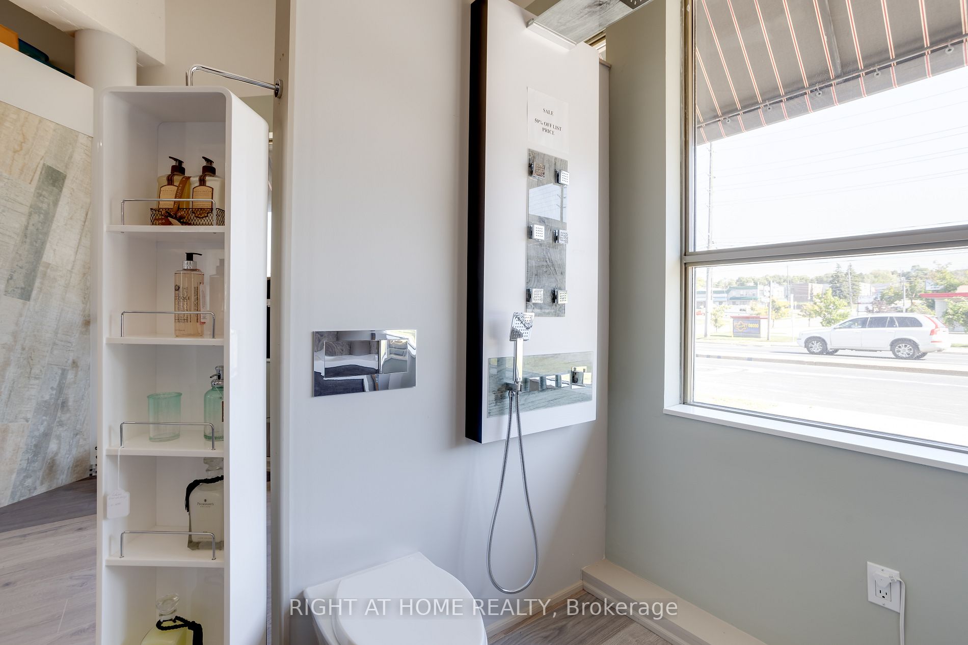 160 Wellington St E, #2